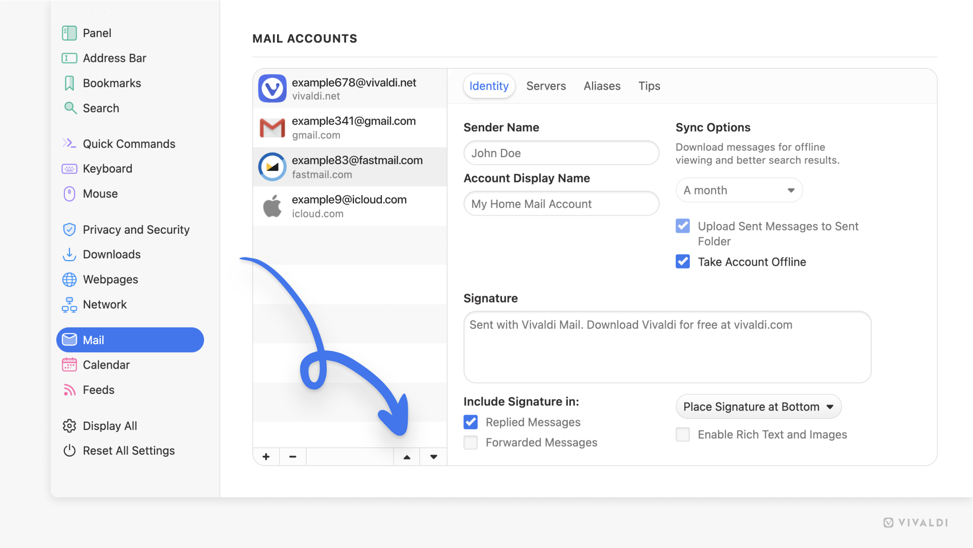 Configuración de Cuentas de Correo con una flecha apuntando a los botones de reordenamiento.