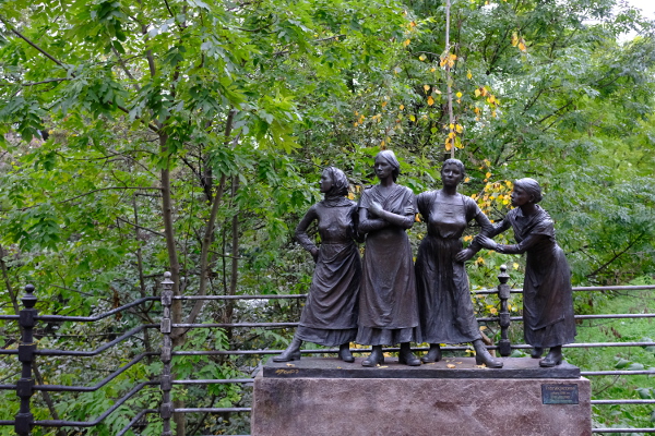 Statue of women workers by Beierbrua. 