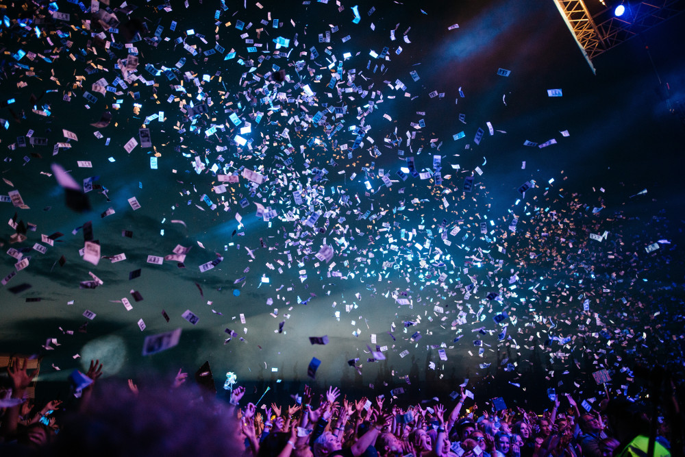 People throwing confetti.