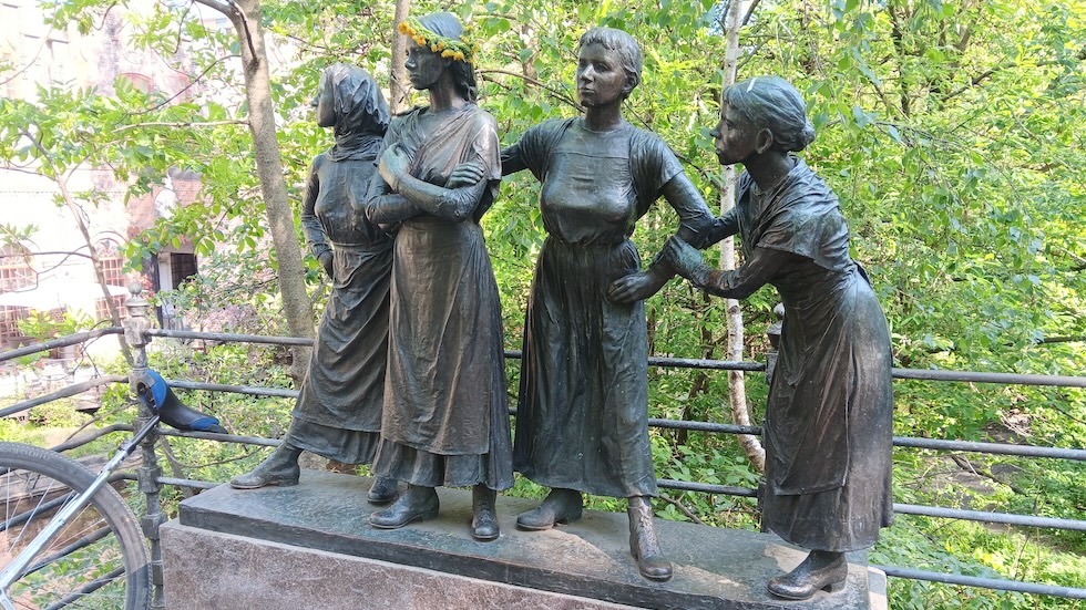 A statue of the "factory girls" along the Oslo river.