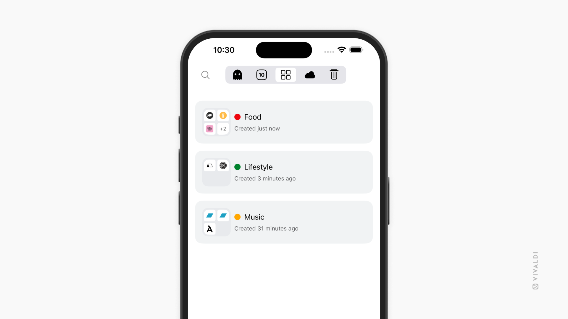 iOS版 Vivaldi の新しいタブスタックペイン。左側のプライベートタブと開いているタブの間に位置し、右側には同期済みタブと最近閉じたタブがある。<br>