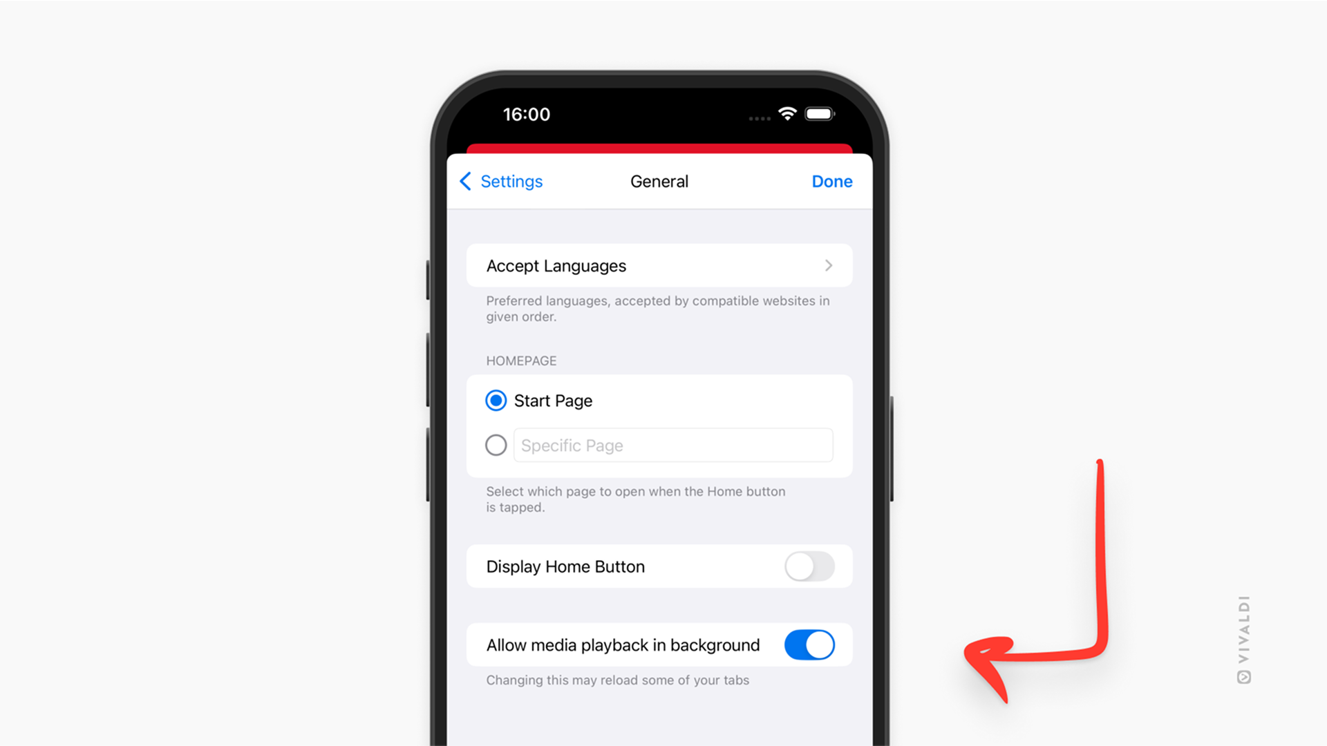 iOS 版 Vivaldi の一般設定画面で、「バックグラウンドでのメディア再生を許可」設定を矢印が指し示している。<br>