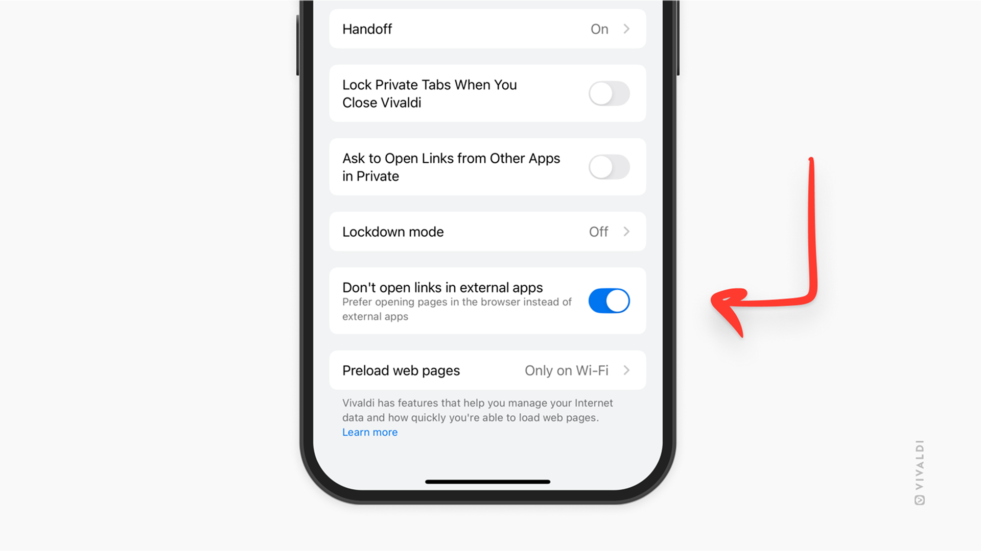 iOS 版 Vivaldi のコンテンツ設定画面で、「リンクを外部アプリで開かない」オプションを矢印が指し示している。<br>