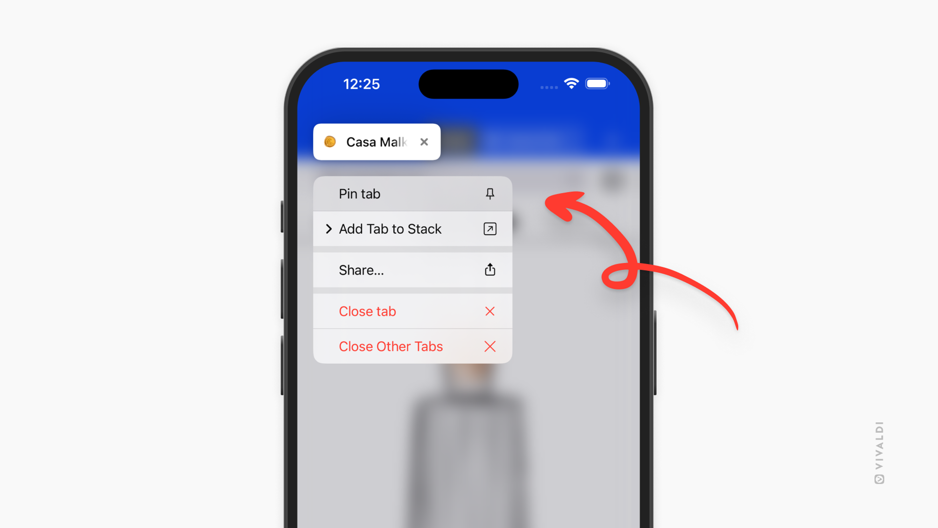 iOS 版 Vivaldi でタブのコンテキストメニューが開いており、「タブをピン留め」の項目を矢印が指し示している。<br>