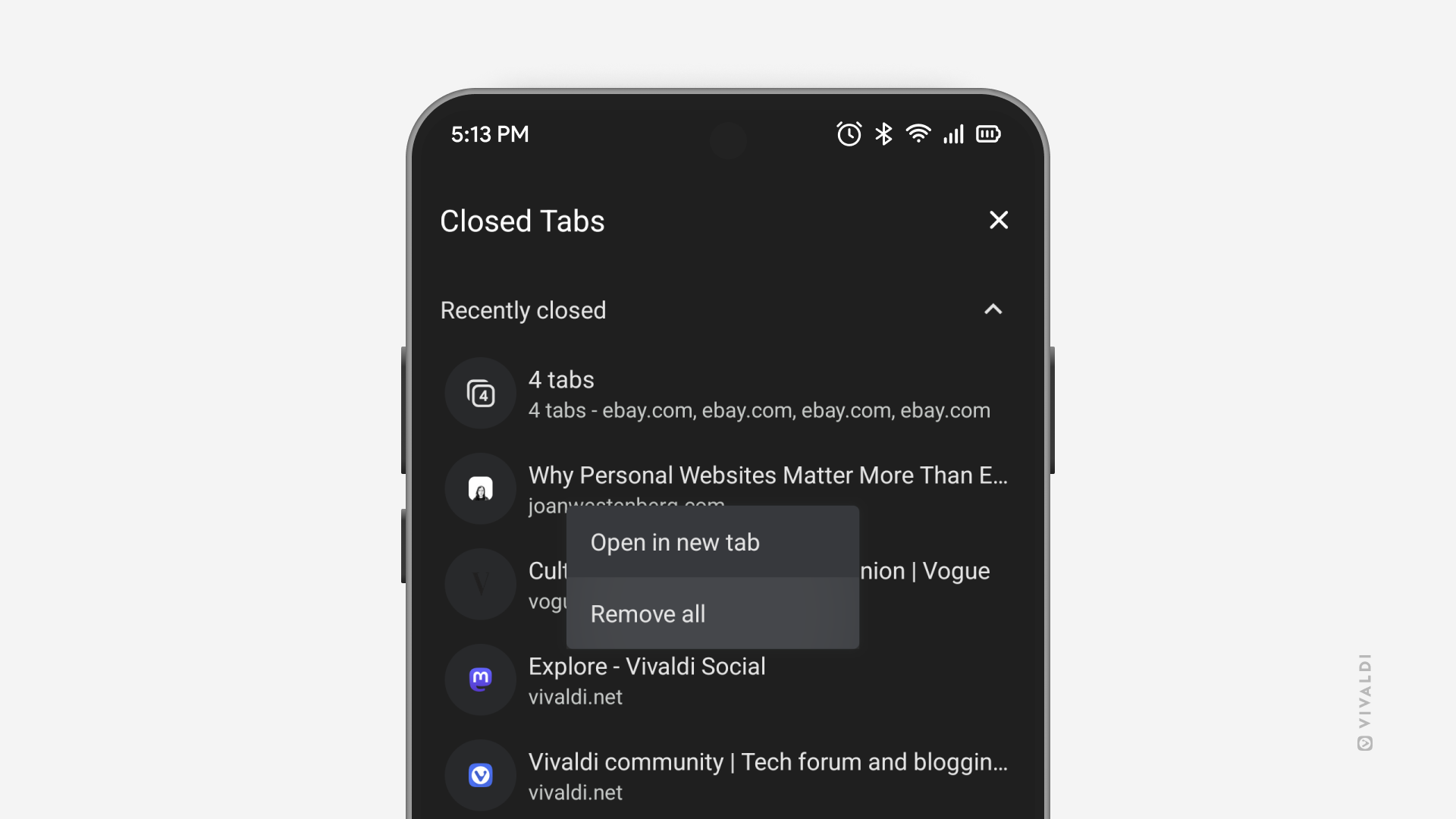 Android 版 Vivaldi のタブスイッチャーの閉じたタブのページが開いていて、前面で「すべて削除」のオプションがハイライト表示されている