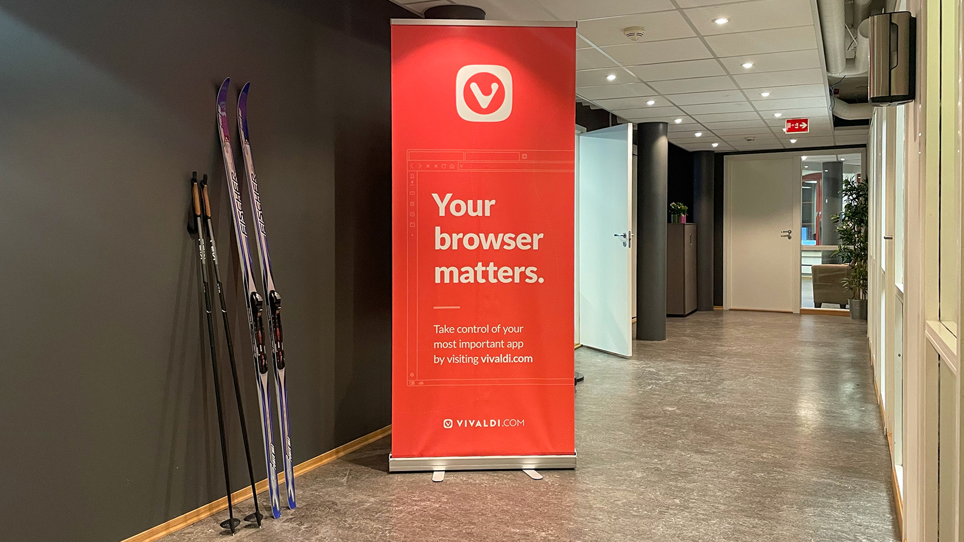 Skis next to a Vivaldi browser banner in an office environment