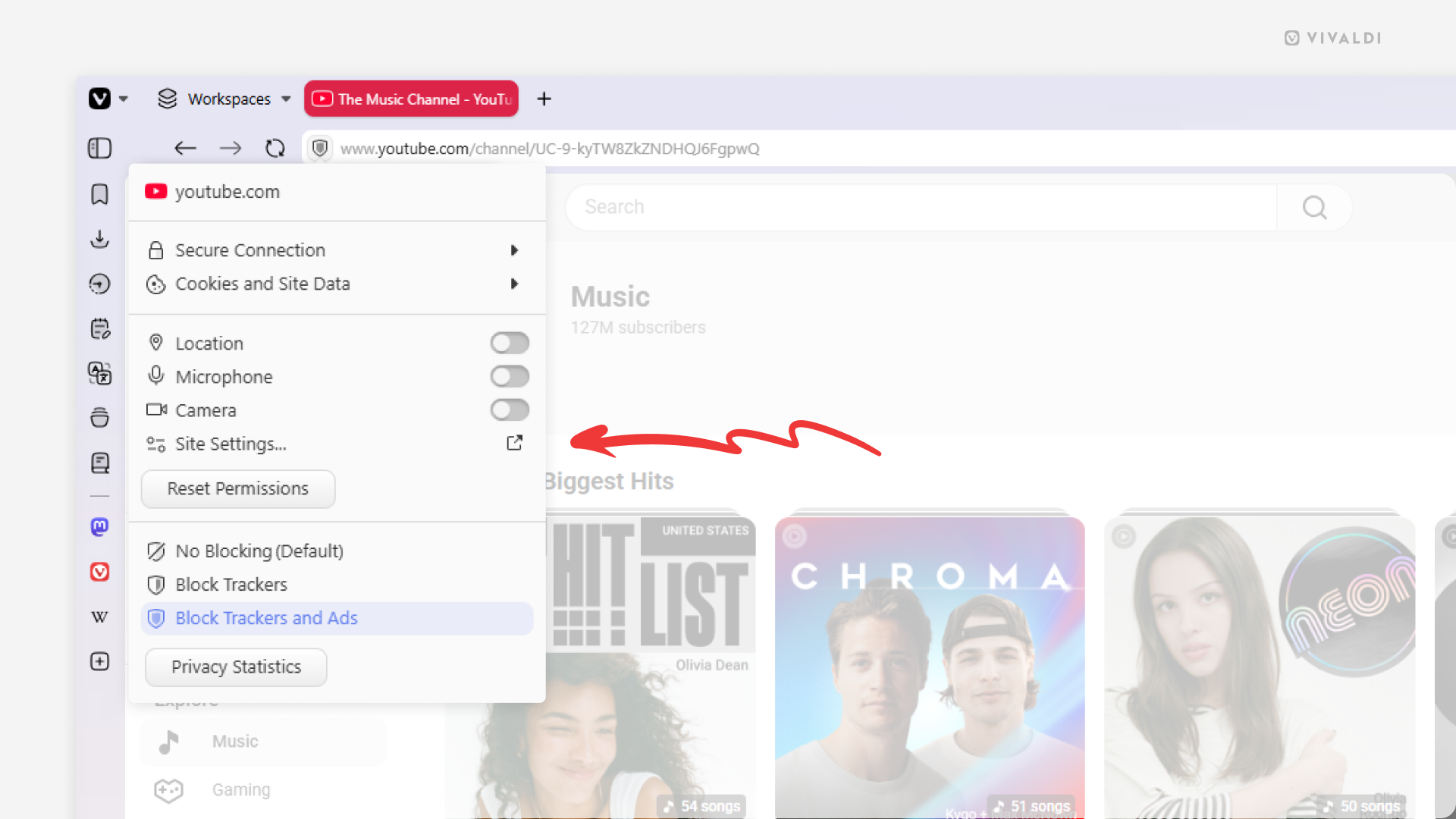 Vivaldi browser window with the Site Info menu open. An arrow points at the Site settings link in the menu.