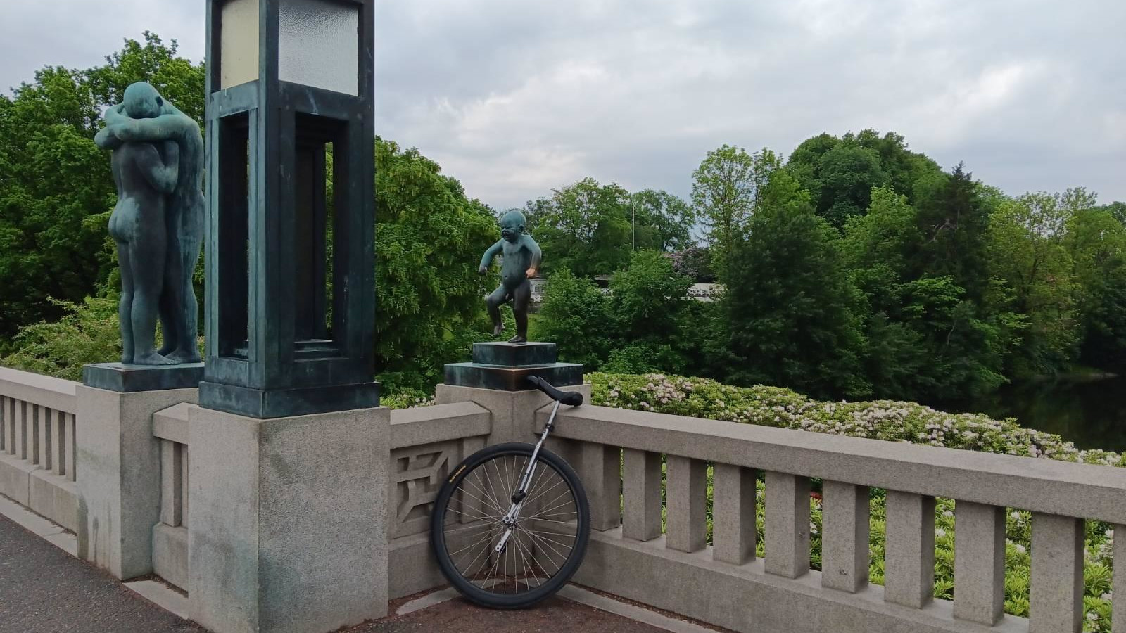 Sinnataggen (The Angry Boy) shows a naked, chubby little boy clenching his fists, raising his shoulders and right leg, and screaming in anger while standing on one foot. In front of him is a large wheeled unicycle.