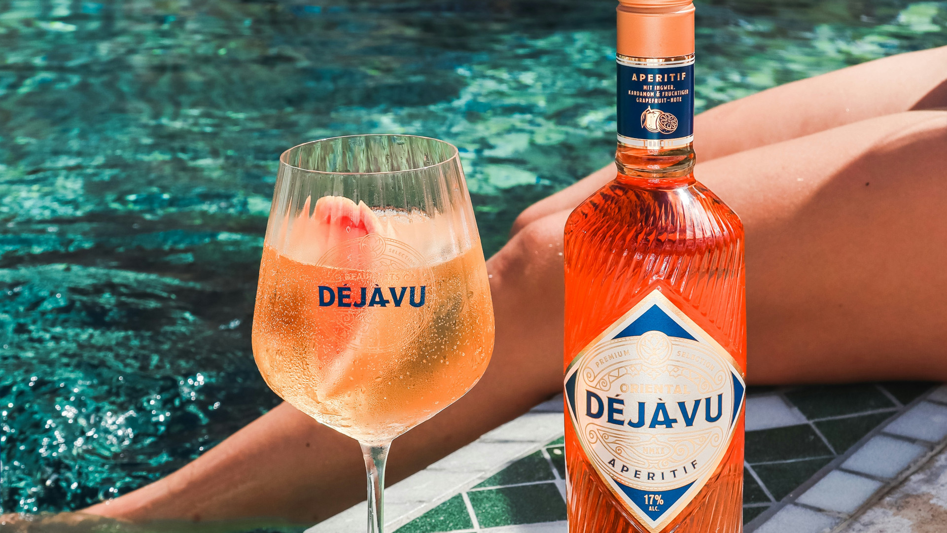 Déjà vu drink by a poolside