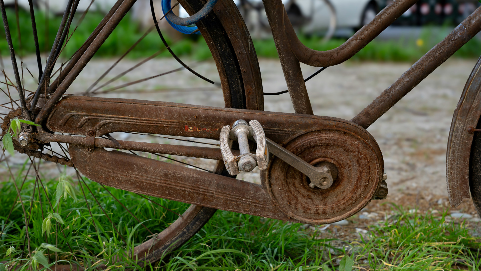 A close up on part of a rusty bike (around the crankset)