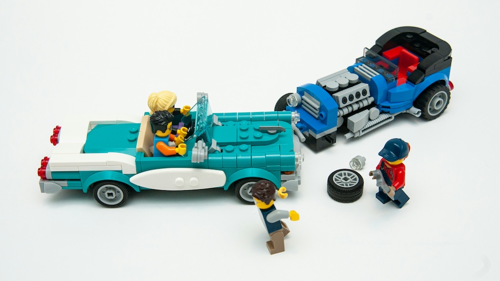 Una escena que muestra dos autos Lego que parecen haber estado involucrados en un accidente.