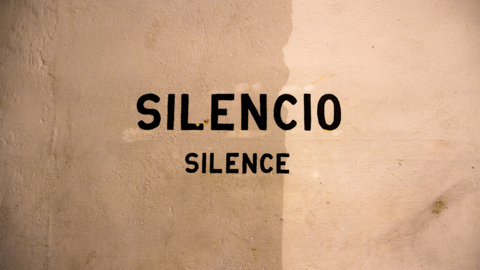 Wall with the words silencio and silence