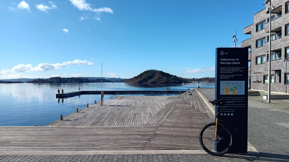 A unicycle by the edge of the Oslo fjord, with clear skies