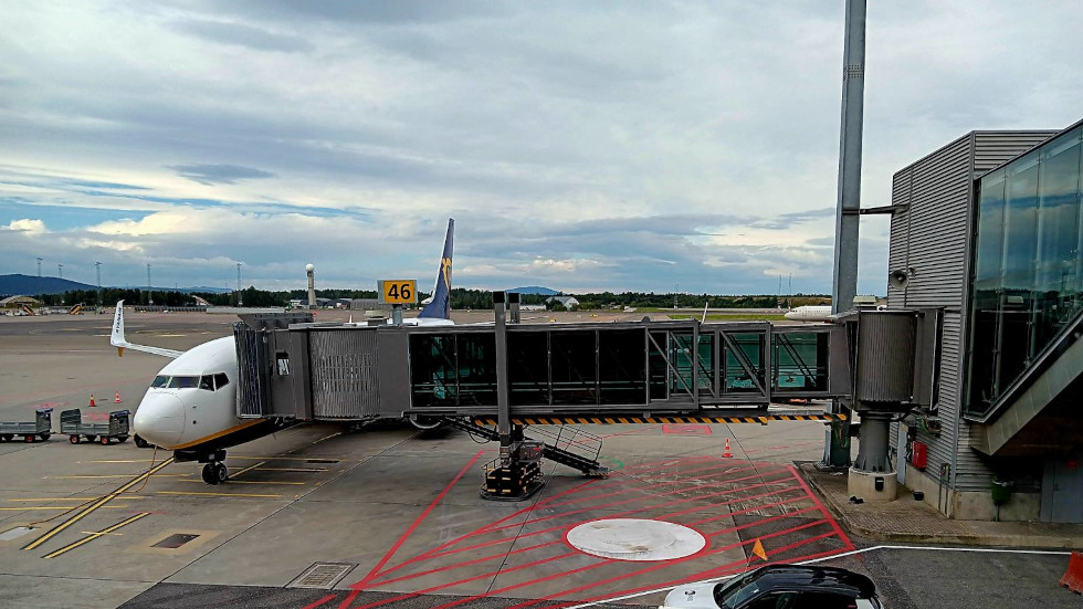A passenger plane docked plane docked and waiting to disembark passengers.